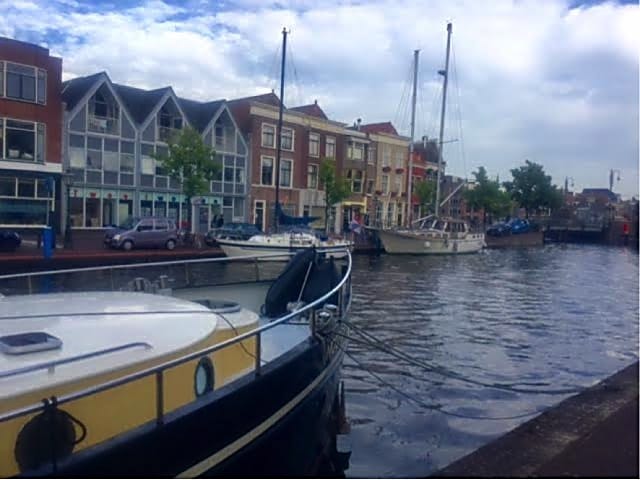 Leiden vista desde los canales (en realidad es el rio Rin)